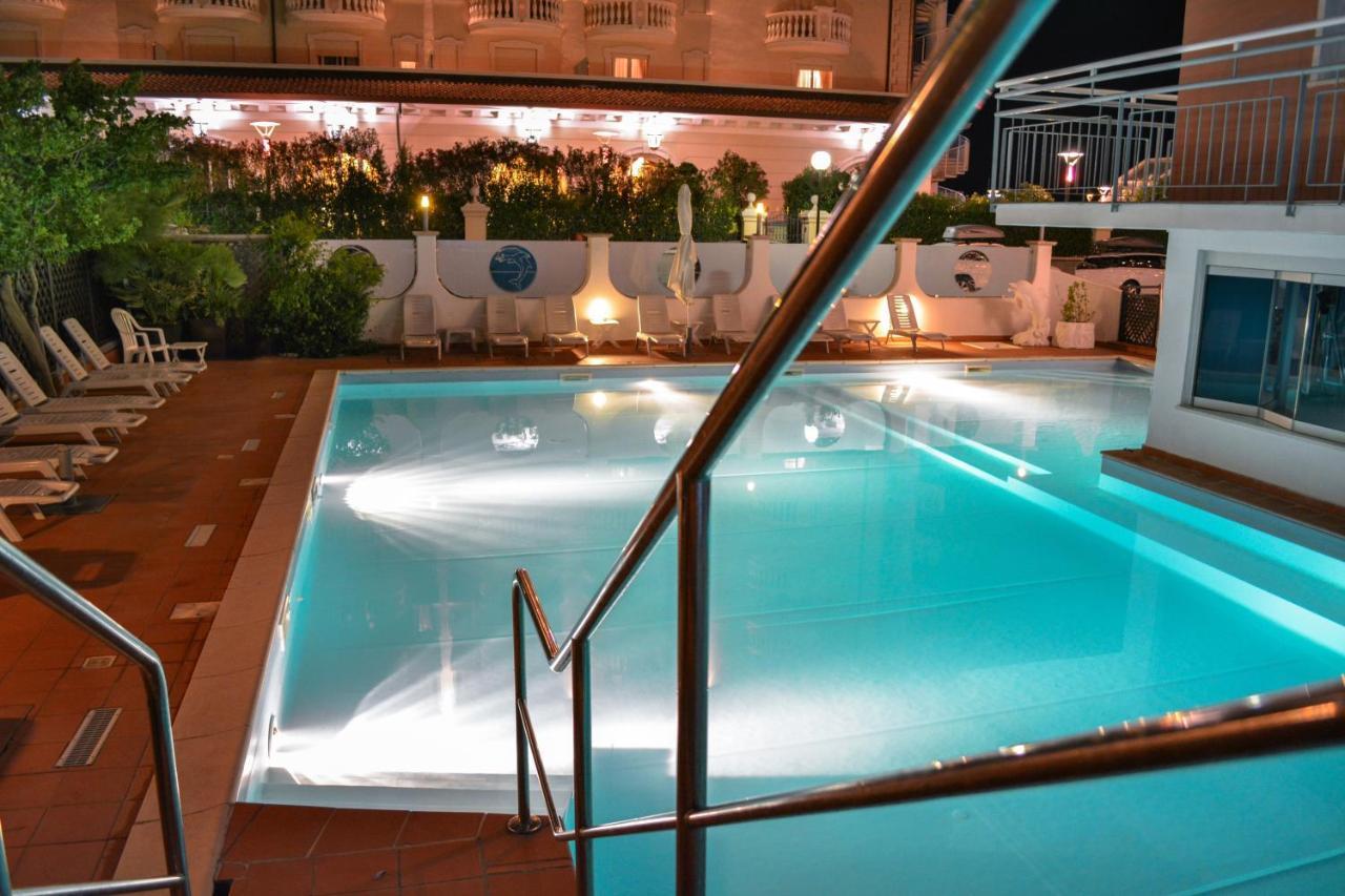Hotel Delfino Milano Marittima Dış mekan fotoğraf